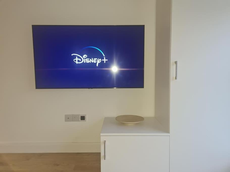 Neon Heights 2 Bed Luton Town Centre *
