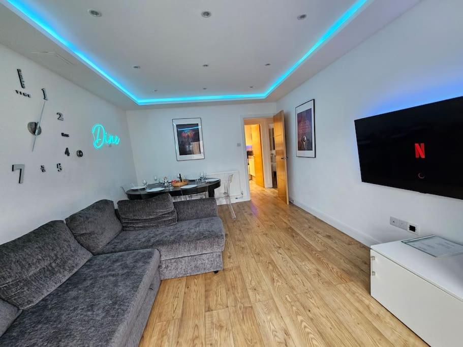 Neon Heights 2 Bed Luton Town Centre