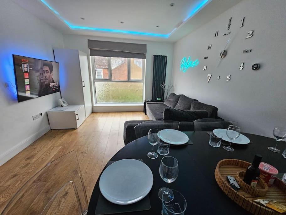 Neon Heights 2 Bed Luton Town Centre
