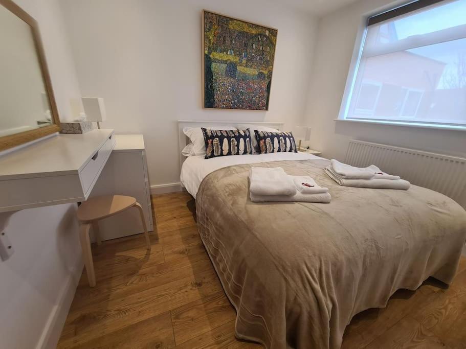 Neon Heights 2 Bed Luton Town Centre Apartment *