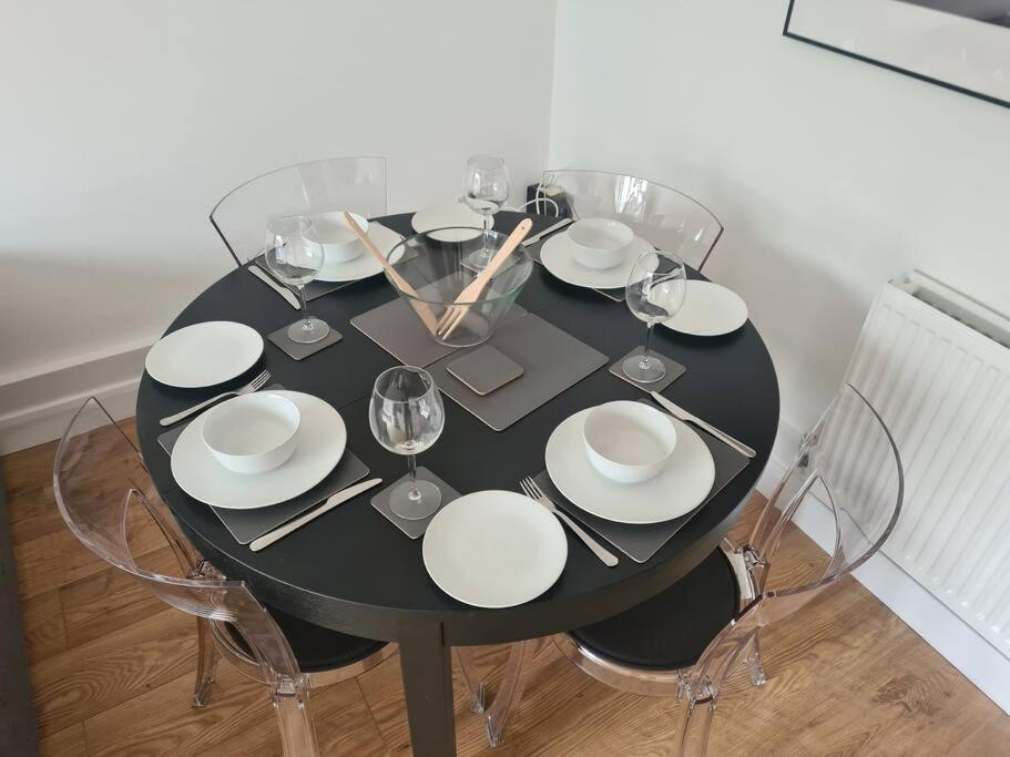 Neon Heights 2 Bed Luton Town Centre * Luton (Bedfordshire)