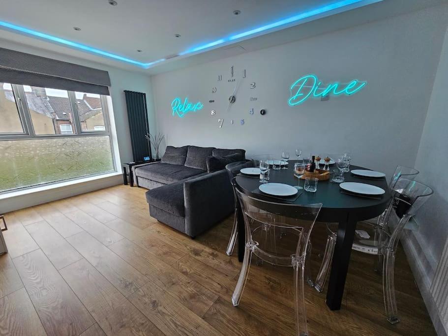 Neon Heights 2 Bed Luton Town Centre Apartment Luton (Bedfordshire)