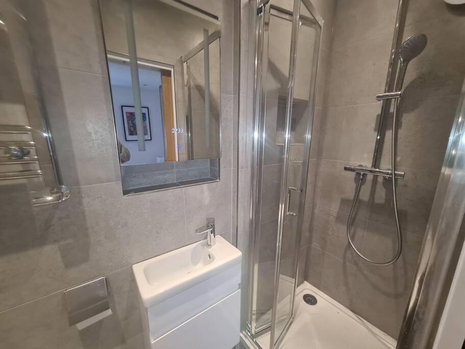 Neon Heights 2 Bed Luton Town Centre Luton (Bedfordshire)