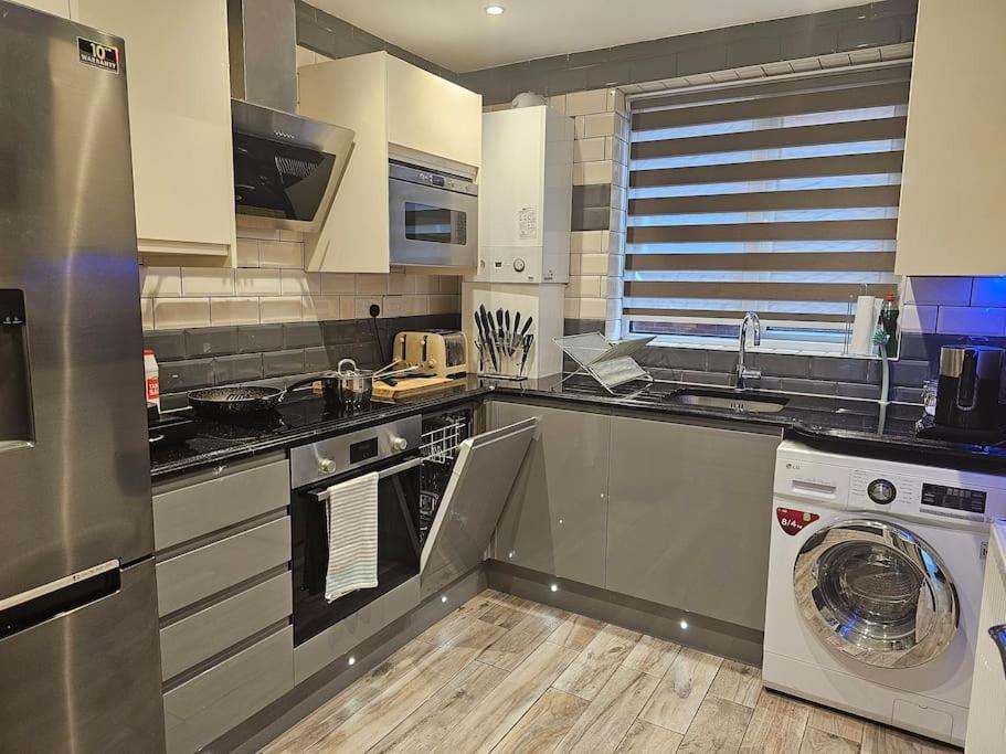 Neon Heights 2 Bed Luton Town Centre