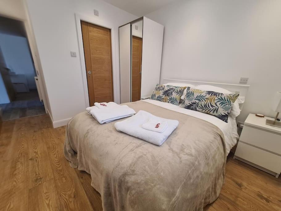 Neon Heights 2 Bed Luton Town Centre Apartment *