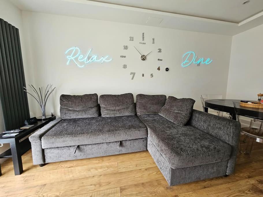Neon Heights 2 Bed Luton Town Centre