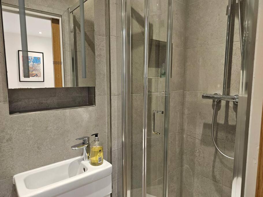 Neon Heights 2 Bed Luton Town Centre Apartment *