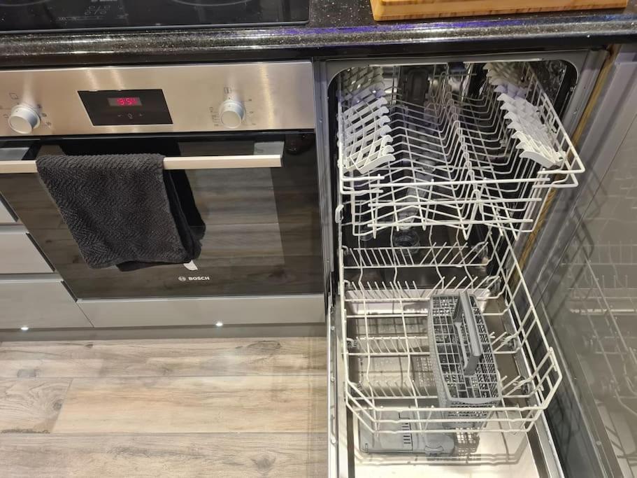Neon Heights 2 Bed Luton Town Centre * Luton (Bedfordshire)