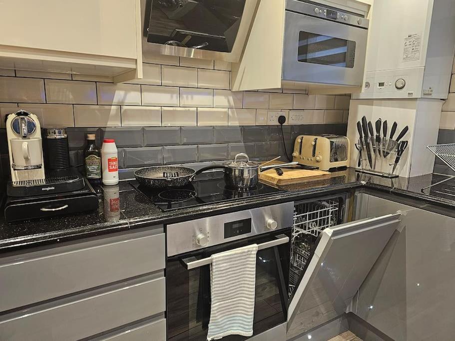 Neon Heights 2 Bed Luton Town Centre Apartment Luton (Bedfordshire)