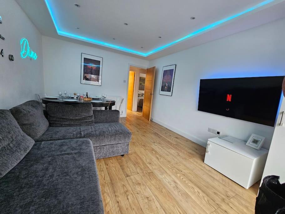 Neon Heights 2 Bed Luton Town Centre Apartment