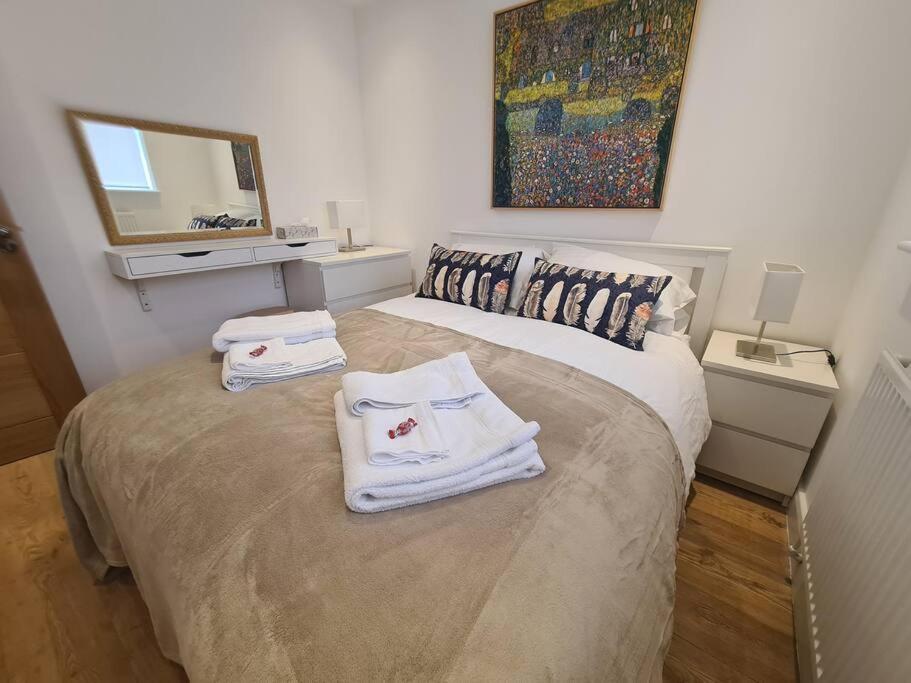 Neon Heights 2 Bed Luton Town Centre *