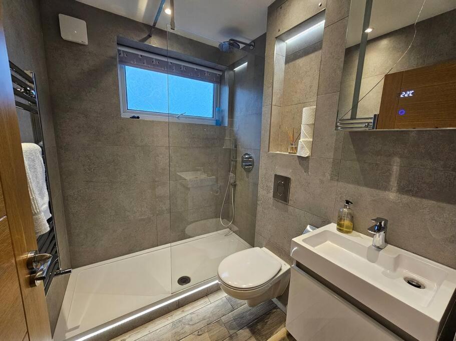Neon Heights 2 Bed Luton Town Centre Apartment